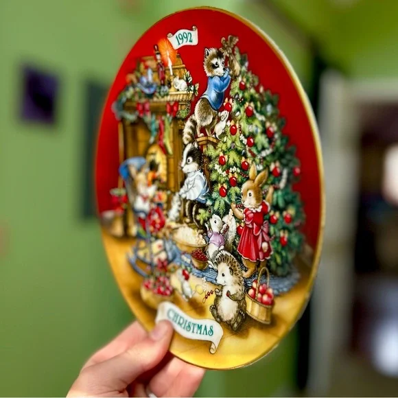Vintage Wildlife Critter 1992 Christmas Wall Hanging Plate Festive Holiday Art - Picture 2 of 6